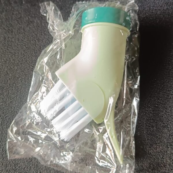 ff263cd3-45b8-400f-8c11-ae3baf9db550.jpg Multipurpose Bottle-Connectable Cleaning Brush with Built-In Scraper (1 Pc)